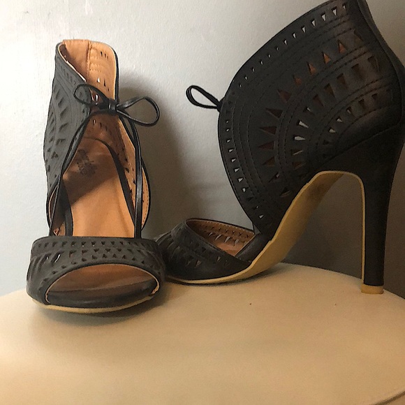 ⭐️Host Pick⭐️Ankle heel - Picture 2 of 6